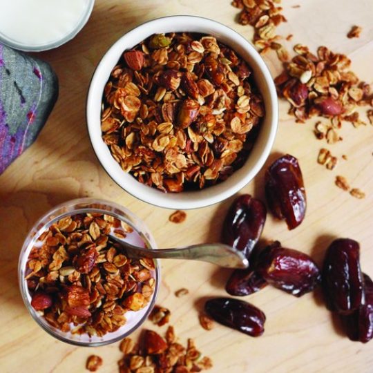 Granola à l’érable, à la cannelle et aux pistaches